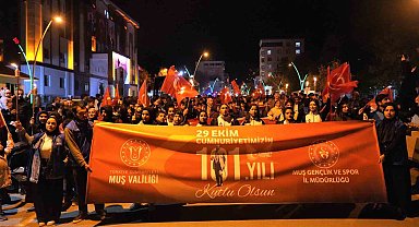 Muş'ta Cumhuriyet Bayramı "fener alayı" yürüyüşü ile kutlandı