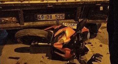 Muş'ta otomobilin çarptığı motosiklet kamyonetin altına girdi: 2 yaralı
