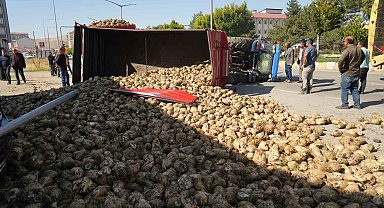 Muş'ta şeker pancarı yüklü traktör devrildi