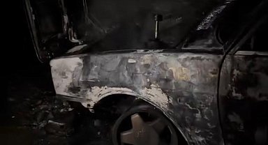 Muş'ta seyir halindeki otomobil yanarak kullanılamaz hale geldi