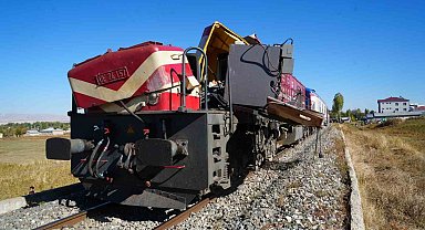 Muş'ta yolcu treni beton pompasına çarptı; 1 ölü, 2 yaralı