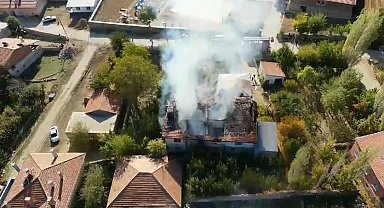 Müstakil ev çıkan yangında kullanılamaz hale geldi