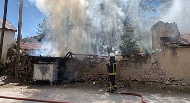 Müstakil evin avlusundaki atık malzemeler yandı