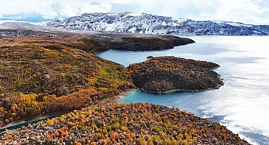 Nemrut Kalderası'nın bir yanı sonbahar bir yanı kış