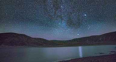 Nemrut'taki göllerle yıldızların buluşması hayran bırakıyor