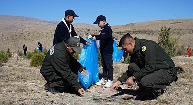 Niğde'de ormanda çöp topladılar