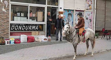Niğde'nin kadın kovboy muhtarı, atıyla mahalle sakinlerini ziyaret ediyor