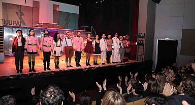 Nilüfer Kent Tiyatrosu "Şvayk" ile sezonu açtı