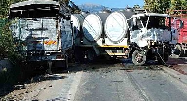 Ödemiş'te kamyonlar kafa kafaya çarpıştı: 2 yaralı