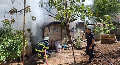 Odunlukta çıkan yangında 2 kişi dumandan zehirlendi