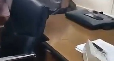 Öfkelendi, müdür odasına balyozla dalıp masayı parçaladı