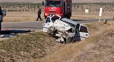 Öğrenci almaya giden servis aracı otomobille çarpıştı 5 kişi ağır yaralandı