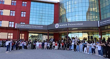 Öğrenciler doyasıya halay çekti