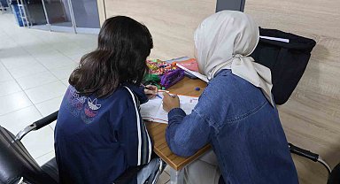 Öğrenciler gönüllü ders veriyor.