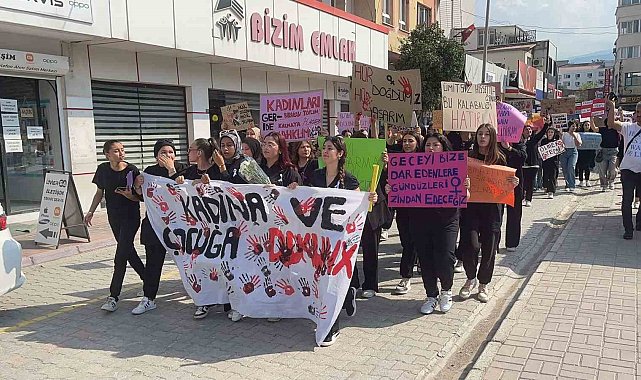 Öğrencilerden kadına ve çocuğa şiddete tepki