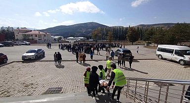 Öğrencilere afet eğitimi verilerek tatbikat yapıldı