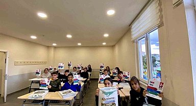 Öğrencilere kitapçık jesti