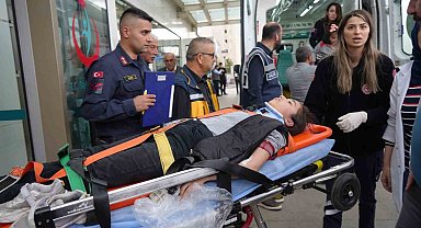Öğrencileri taşıyan minibüs ile tır çarpıştı: 12'si öğrenci 13 yaralı