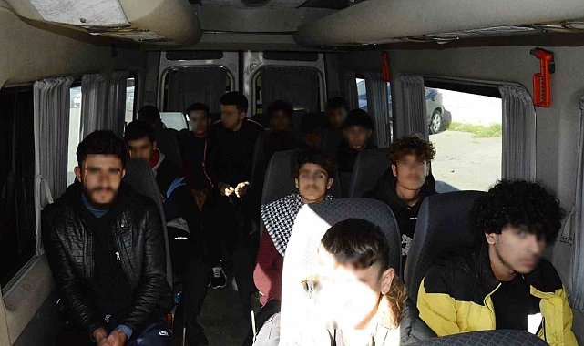 Okul servisi süsü verilen araçta kaçak göçmenler yakalandı