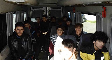 Okul servisi süsü verilen araçta kaçak göçmenler yakalandı