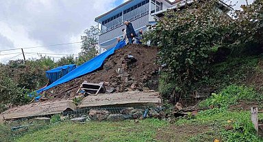 Ordu'da sağanak nedeniyle istinat duvarı yıkılan ev boşaltıldı