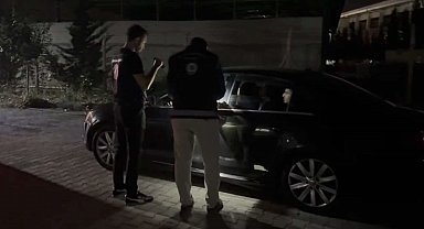 Osmaniye'de lüks otomobilde 4 göçmen yakalandı, 1 kişi tutuklandı