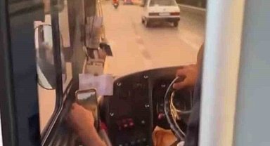 Otobüs şoförü direksiyon başında video izledi