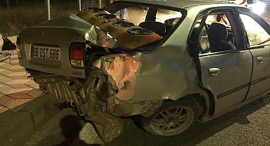 Otomobil aydınlatma direğine çaptı: 4 yaralı