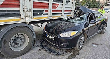 Otomobil çimento yüklü tırın altına girdi: 1'i ağır 4 yaralı