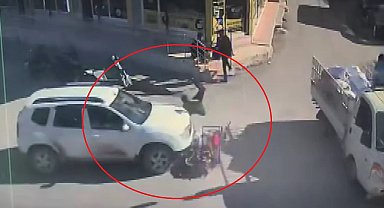 Otomobil ile çarpışan motosiklet sürücüsünün havaya uçtuğu anlar kamerada