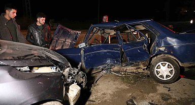 Otomobil ile çarpışan Tofaş hurdaya döndü: 10 yaralı