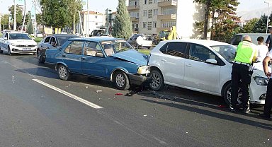 Otomobil ile çarpışan Tofaş'ta önemli hasar meydana geldi