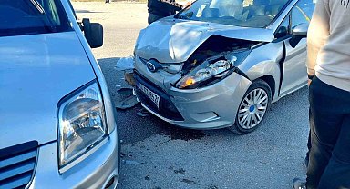 Otomobil ile hafif ticari araç çarpıştı: 2 yaralı
