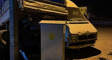 Otomobil ile kamyonet kafa kafaya çarpıştı: 4 yaralı