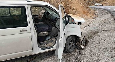 Otomobil ile minibüs kafa kafaya çarpıştı, 1'i ağır 10 kişi yaralandı