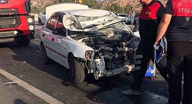 Otomobil ile traktör çarpıştı: 4 yaralı