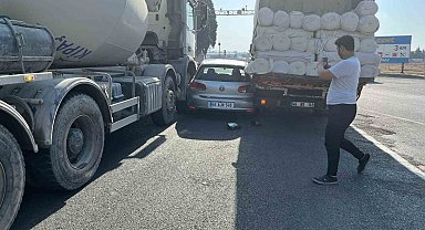 Otomobil, kamyon ve iş makinası arasında sıkıştı