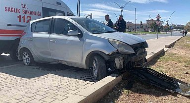 Otomobil karşı şeride geçerek kaldırıma çıktı: 1 yaralı