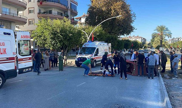 Otomobil, orta refüjdeki yaya geçidini kullanan akülü motosiklete çarptı: 2 yaralı