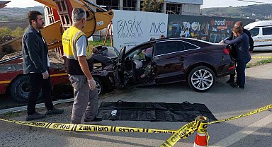 Otomobil park halindeki iş makinesi yüklü tıra çarptı, 70 yaşındaki sürücü öldü