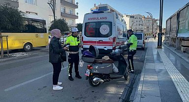 Otomobilin motosiklete çarpıp kaçtığı kazada 2 kadın yaralandı