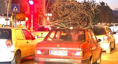 Otomobilin tavanındaki demir yüküyle trafiğe çıktı