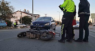 Otomobille çarpışan elektrikli bisiklet sürücüsü gencin ayağı kırıldı