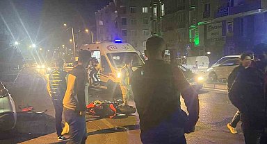 Otomobille çarpışan motosikletteki 2 şahıs yaralandı