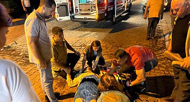 Otomobille çarpışarak motosikletten savrulan kasksız sürücü yaralandı