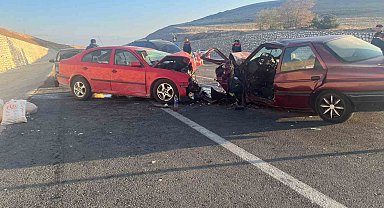 Otomobillerin kafa kafaya çarpıştığı kazada 3 kişi yaralandı