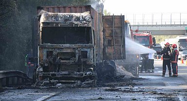 Otoyolda feci kaza: Tırlar alev topuna döndü, sürücüleri ağır yaralandı
