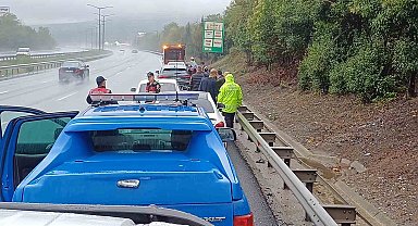 Otoyolda sağanak yağış kazaya sebep oldu: 1 ölü, 2 yaralı