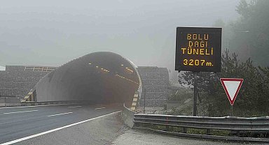 Otoyolda sis ve sağanak yağış etkili oluyor