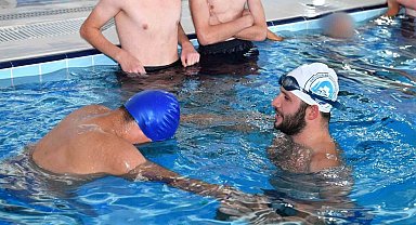 Özel gereksinimli öğrencilere yüzmeyi öğretiyorlar